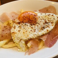 バル デ エスパーニャ ムイ 東京店 - エストレージャドス（フレンチフライ、生ハム、目玉焼き）
