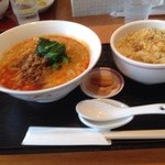 中国四川料理きりん - 坦々麺と半炒飯❗️