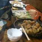 津軽 - カウンターに大皿が並んでます