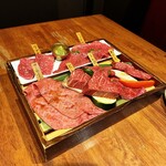 代官山 焼肉かねこ - 店主のお任せ盛り　別アングル