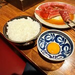 代官山 焼肉かねこ - ライスと卵黄。卵黄はメニューに無い。