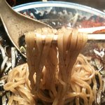 麺屋 黒船 - 麺アップ　平打麺