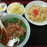 台湾料理 萬福 - 後で、右下に春巻が置かれました。