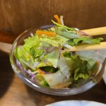 キッチン ブルー グローブ - サラダを食べて