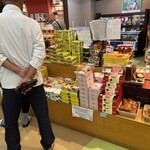 道の駅 みなかみ水紀行館 - お菓子コーナーたくさん並んでいて迷います