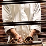 銀座 きた川 - 鰻焼いてる