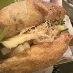 ビンヤン - ハムとチーズのバインミーのアップ