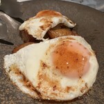 ワインビストロ晴 - 2年寝かせた芋が目玉焼きの下に隠れています！