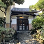 あつた蓬莱軒 本店 - 雰囲気のある入り口　江戸時代から存在してます
