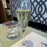 37 Steakhouse & Bar - ピントが‥‥主役は1グラス880円也-のスパークリング