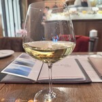 オストレア oysterbar&restaurant - 最初の一杯はシャブリ。