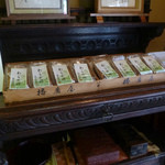 播磨屋 - 人気にわらび餅が並んでいました。