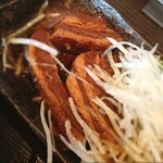 味噌汁家 - 角煮シャキシャキ大根

大根を押し退けると現れる角煮。
砂糖は使っておらず、鬼のようにしょっぱい(>_<)
だからこその大根(^_^