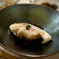 鮨 やすみつ - 喉黒の蒸し寿司。
                    いきなり脂乗りのいい魚⁉︎と思ったら、蒸してあるので、くどくなくて美味しい。
