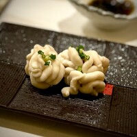 鮨 やすみつ - ぽん酢でいただきます。
                      シンプルですが、この真鱈の白子、絶品です♪