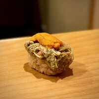 鮨 やすみつ - さらに！
                    その蟹の友和えに、馬糞雲丹まで乗せちゃうという、犯罪級の握りは、やす秀さんに行った人にしか辿り着けないパラダイスです(^^)