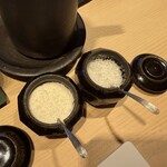 成生 - 塩は二種類　沖縄粗塩と砂状のバリの塩