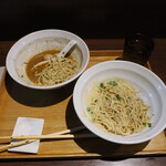 NIBOSHI MANIA - 和え玉の麺を分配