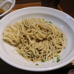 NIBOSHI MANIA - アサリバジルの和え玉の麺とその下の油ダレとバジル