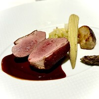 ル・ジャンティオム - ❹鴨肉のロースト
                    〜蝦夷鹿、鴨、子羊の3種類をご一緒にさまとシュアするために、別々に注文。全て頂くことができて嬉しい。鴨肉のローストは火入れ抜群。子羊のラムチョップも美味しそうだったな〜。