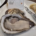 オストレア oysterbar&restaurant - さっぱりとした牡蠣。最初はこちらから。