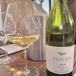 オストレア oysterbar&restaurant - イスラエルのワインははじめて。コクのあるシャルドネ。樽感もあり、ナッツのような芳香。フルボトルで10,000円弱。調理牡蠣との相性抜群でした。