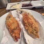 オストレア oysterbar&restaurant - フライでもこんなに大きい。ぷりぷりでおいしい。ソースは3種類。タルタル、トマトベースのソース、塩レモン。