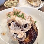 オストレア oysterbar&restaurant - 牡蠣の醤油麹バター焼きマッシュルームと燻製の香りを添えて〜トッピングのマッシュルームの食感と醤油麹と牡蠣のハーモニーがおいしい1品。
