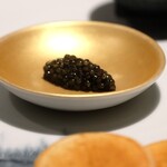 鉄板焼 - オシェトラキャビアと焼きたてブリニ