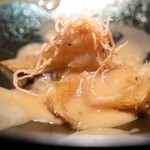 鉄板焼 - 香ばしく焼き上げたフカヒレステーキ、生姜クリームソース