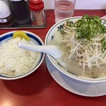 ラーメン福 - 連れは普段ラーメンライスしませんが、福に来たらライス頼みます(笑)それぐらいライスが合います！