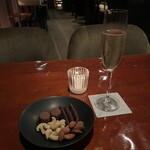 メインバー M BAR - 乾杯シャンパンとナッツ･チョコ