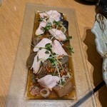 大衆酒場 れんや別邸 - 低温仕込みの鶏の昆布締めと茄子の薬味漬け