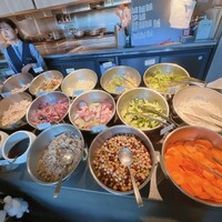 AWkitchen TOKYO 新丸ビル店 - サラダの種類もいっぱい。トマトはなかったけど。山盛り食べました。