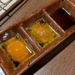 焼鳥 まっすぐ - 左から　ポン酢、ゴマ油＆塩、九州醤油