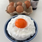たまご専門店 TAMAGOYA  - 白身はふわっふわに泡立てて…
黄身を乗せても沈まないのがこちらの卵の力強さの証♡(*´꒳`*)
