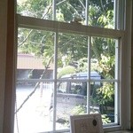 ウシマル - 窓の外はのどかな風景。