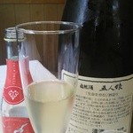 ウシマル - 地元産の日本酒。濃厚な岩牡蠣に合うと、お店がサービスしてくれました。