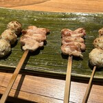 炭火串焼 鳥むすび - つくね（塩）＆せせり（塩）
