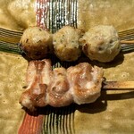 炭火串焼 鳥むすび - つくね（塩）＆せせり（塩）