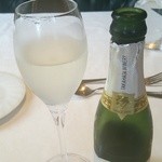 ウシマル - 辛口のスパークリングワインは、濃厚な料理に良く合います。