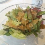 ウシマル - 地場野菜のサラダ。招待不明のシャリシャリ系の野菜がありましたが、酔っぱらってしまい、名前はわかりませんでした。とにかく歯ごたえ良く美味しい(^^)v