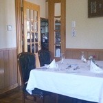 ウシマル - 個室の入口よりダイニングを臨む。