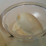 ウシマル - 自家製ミルクのアイスクリーム。下には濃厚なクリームチーズもありました。