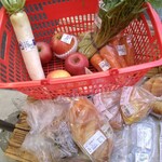 フレッシュ・クラブ - 手前にパンいやお饅頭を置いてみました　これだけ買ったらスーパーなら4,000円から5000円ぐらいします