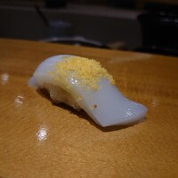 すし いなせ - スミイカ、卵黄の塩漬け
