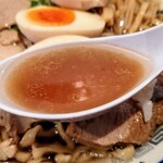 ケンチャンラーメン - スープ、油多め。