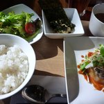 リックスカフェ - 日替りランチ（豆腐とニラの韓国風ハンバーグ煮込み大根添え）900円