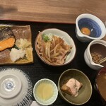 魅惑の白米 - 本日の合盛り　1,864円（2,050円）土鍋炊き雪ほたか、味噌汁、お新香、小鉢、選べるお供3種付き
                                銀鮭塩麹焼き＆下仁田ポーク生姜焼き
                                選べるお供　下仁田納豆　県産生卵　ふくやの明太子