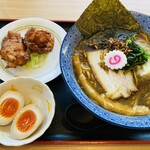 大鷹ラーメン - 特製中華ブラック味玉トッピング　唐揚げセット